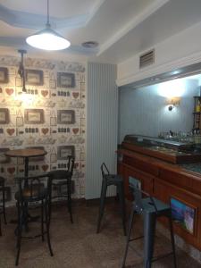 un bar con sillas, mesa y espejo en Casa Turística Plaza del Conde, en Ciudad Rodrigo