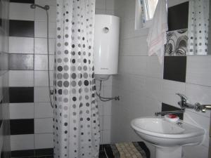 een kleine badkamer met een toilet en een wastafel bij Risto's Guest House in Ohrid
