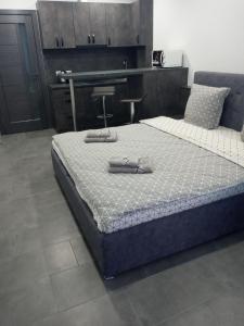 1 dormitorio con 1 cama con 2 toallas en Luxury Central Apartment en Úzhgorod