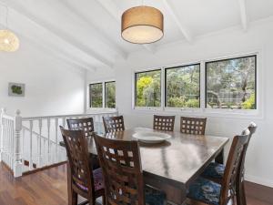 - une salle à manger avec une table, des chaises et des fenêtres dans l'établissement Niche On Noble, à Anglesea