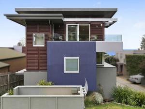 una casa con una fachada púrpura en Surf Central, en Lorne