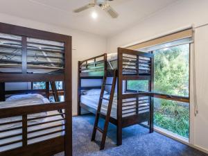 Zimmer mit 3 Etagenbetten und einem Fenster in der Unterkunft Oceans 12 in Anglesea