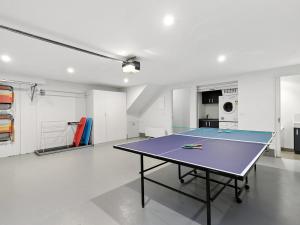 una mesa de ping pong en medio de una habitación en Surf Central, en Lorne 6 fotos más