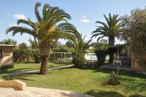 A garden outside Gite Nadia