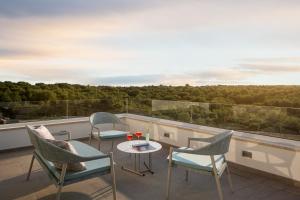 Balkón alebo terasa v ubytovaní Design Villa Noble with Spa