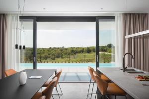 Bazén v ubytovaní Design Villa Noble with Spa alebo v jeho blízkosti