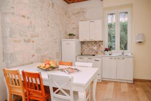 Kjøkken eller kjøkkenkrok på Step to Kotor bay Guesthouse
