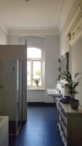 a bathroom with a sink and a mirror at Andrés Ferienwohnung DELUXE in Cottbus