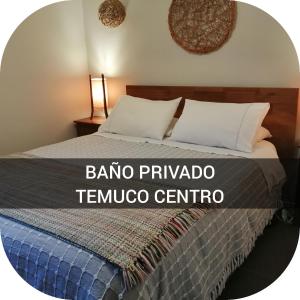 Tempat tidur dalam kamar di Hostal Mackay Temuco