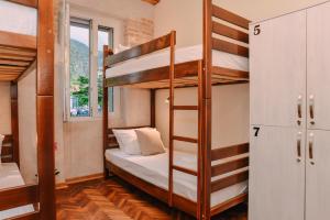 Двухъярусная кровать или двухъярусные кровати в номере Step to Kotor bay Guesthouse