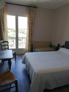 Postel nebo postele na pokoji v ubytování Hôtel AMBEILLE