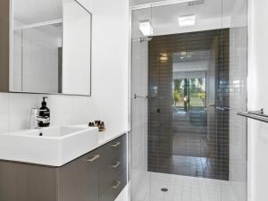 ローンにあるLorne Chalet Apartment 11 Odysseaの洗面台とシャワー付きのバスルーム +12枚の写真