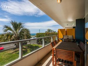 ローンにあるLorne Chalet Apartment 11 Odysseaの海の景色を望むバルコニー(テーブル付)