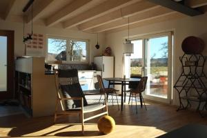 cocina y comedor con mesa y sillas en Ferienwohnung Waldmeister en Sankt Peter