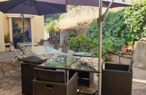 Patio nebo venkovní prostory v ubytování Hôtel AMBEILLE