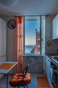 una cucina con vista sull'oceano da una finestra di Una Finestra sul Mare - Free Wi -Fi a Riomaggiore