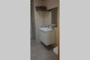 Ένα μπάνιο στο loft volcanes