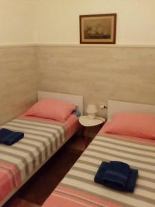 2 letti posti uno accanto all'altro in una stanza di Adriatica Apartments a Škrljevo