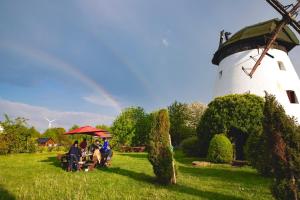 ニエホジェにあるWindmill vacation home in Ledzin near Baltic Seaの風車前の席