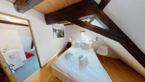 ストラスブールにあるSpacious duplex city center Strasbourgの屋根裏のベッドルーム(白いベッド1台、鏡付)