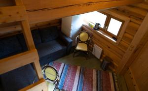 an overhead view of a room with a table and a chair at Ansomäe Puhkeala Järvemaja in Otepää