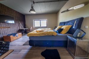 Niederpallen的住宿－Green & Breakfast Chambre Satita，一间卧室配有一张蓝色床头板的床