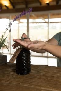 uma mulher com as mãos em cima de um vaso em Parador Cambará do Sul em Cambará