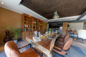 a dining room with a large wooden table and chairs at Green & Breakfast Chambre Satita in Niederpallen