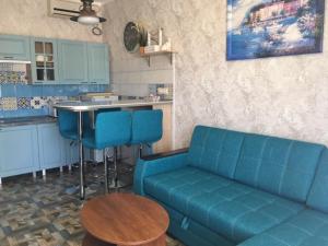 カバルジンカにあるPrivate House Kalipsoのリビングルーム(青いソファ付)、キッチン