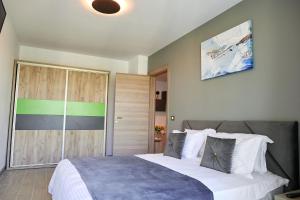 Ένα ή περισσότερα κρεβάτια σε δωμάτιο στο Meraki Luxury Apartment Spa n Pool Beach resort +52 φωτογραφίες