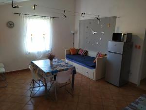 un soggiorno con divano blu e tavolo di Sunny Blue Apartament a Nerezine (Neresine)