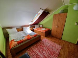 Tempat tidur dalam kamar di Hotel Senica, Garni
