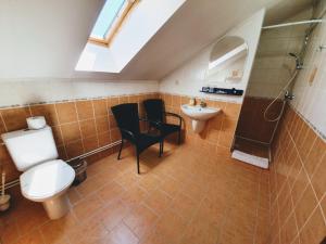 A bathroom at Hotel Senica, Garni