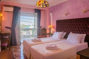 a hotel room with two beds and two lamps at Hotel Astoria in Igoumenitsa