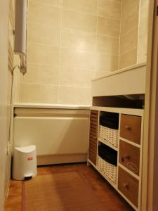 a small kitchen with a bench and some baskets at STUDIO in Thollon