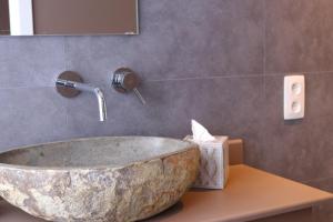 baño con una gran bañera de piedra sobre una mesa en Break@Bruges, en Brujas 27 fotos más