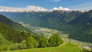 uitzicht op een vallei in de bergen bij Albergo Ristorante Innocenti in Ardenno