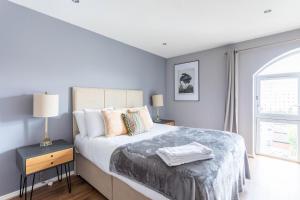 En eller flere senge i et værelse på Stunning 2 Bed Merchant City Apartment with Residents Parking (Bell 2)
