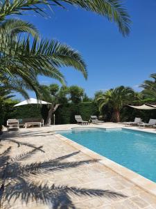 Der Swimmingpool an oder in der Nähe von Masseria Cesarina B&B