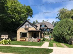 a house with a thatched roof at The Mushroom Houses in Charlevoix