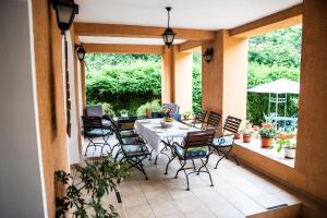 un patio al aire libre con mesa y sillas en Vila Diamant, en Neptun