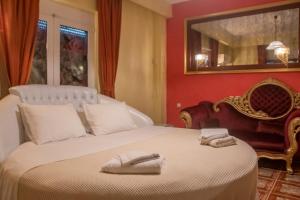 1 dormitorio con 1 cama con 2 toallas en Hotel Astoria, en Igoumenitsa