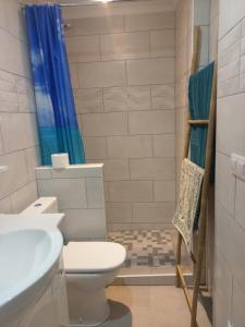 Phòng tắm tại Arguineguin, Ferienhaus direkt am Meer