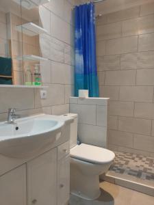 a bathroom with a white toilet and a sink at Arguineguin, Ferienhaus direkt am Meer, Casa Perchel in Arguineguín +13 photos