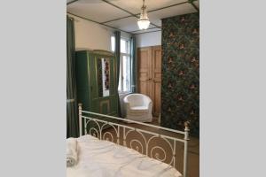 ein Schlafzimmer mit einem Bett und einem Stuhl in einem Zimmer in der Unterkunft Petit Paradis, 1 bedroom house in Sommières