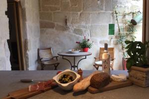 une table avec un bouquet de différents types de nourriture dans l'établissement Petit Paradis, 1 bedroom house, à Sommières