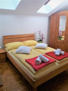ein Schlafzimmer mit einem Bett mit zwei Handtüchern darauf in der Unterkunft A.B.Kvarner in Rijeka