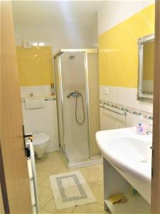 ein Bad mit einer Dusche, einem Waschbecken und einem WC in der Unterkunft A.B.Kvarner in Rijeka