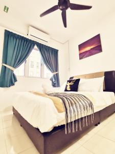 - une chambre avec un lit et un ventilateur de plafond dans l'établissement Kepong Homestay by Warm Home, à Kuala Lumpur