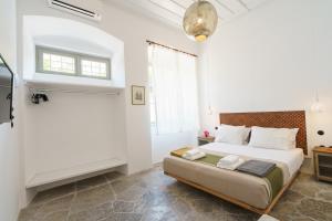 A bed or beds in a room at LIVIN Hydra Garden Suite